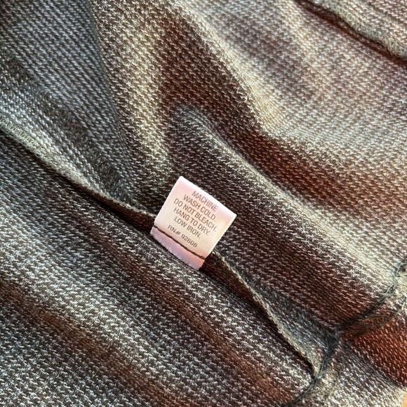 Women's Gray Sleeveless Button-Up Top - Picture 9 of 10